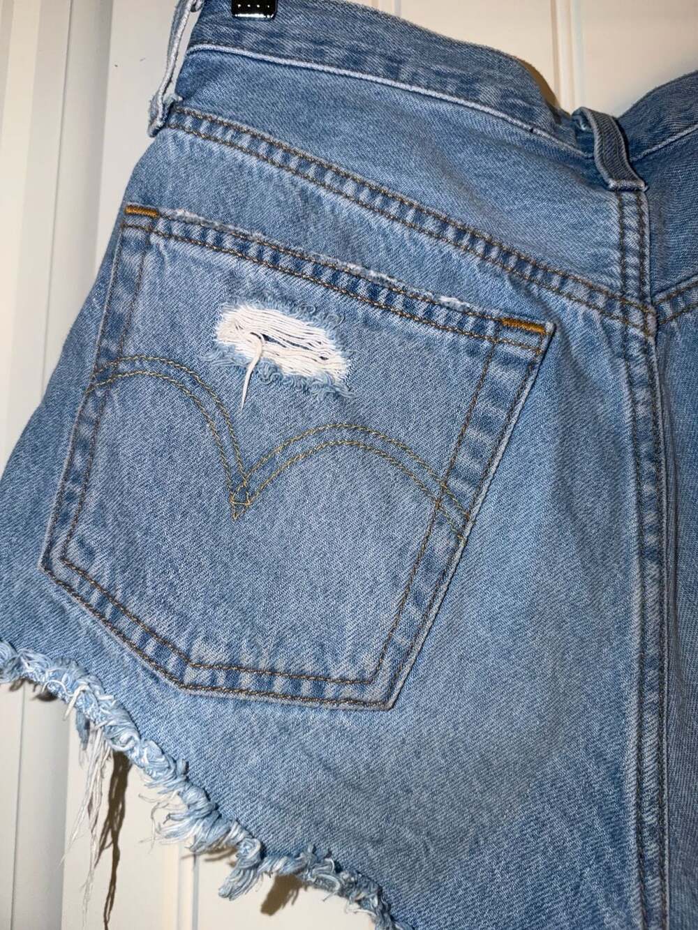 Levi’s 501 Distressed Cutoff Denim Shorts • W24 • High Rise Light Wash 🤍👖 - Picture 10 of 11